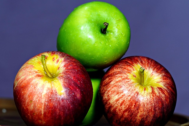 green and red apples