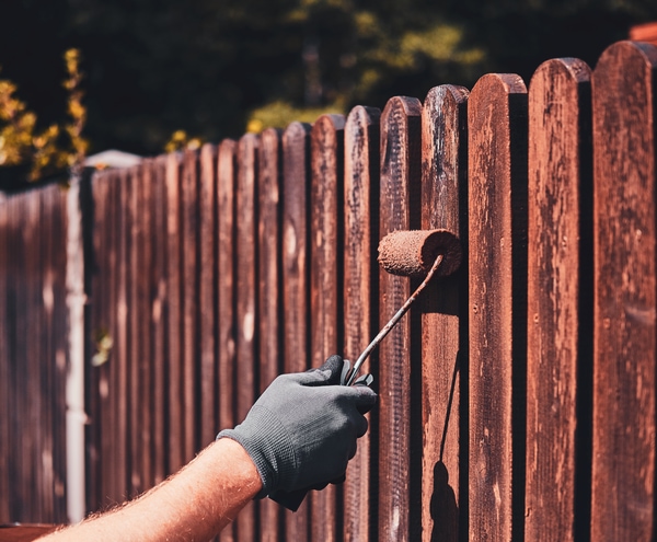 how to paint a fence brown with a roller