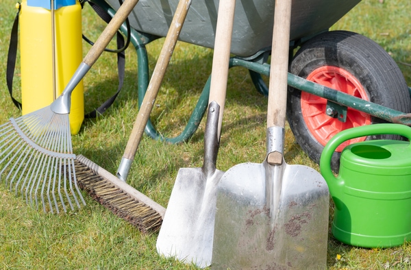 clean garden tools